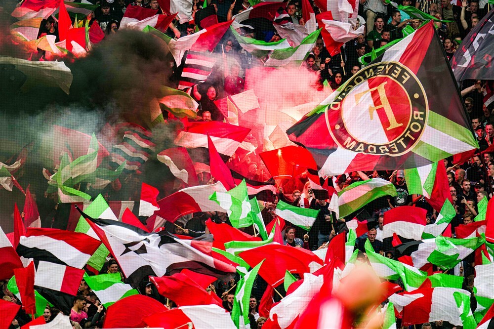 Feyenoord-fans met vlaggen