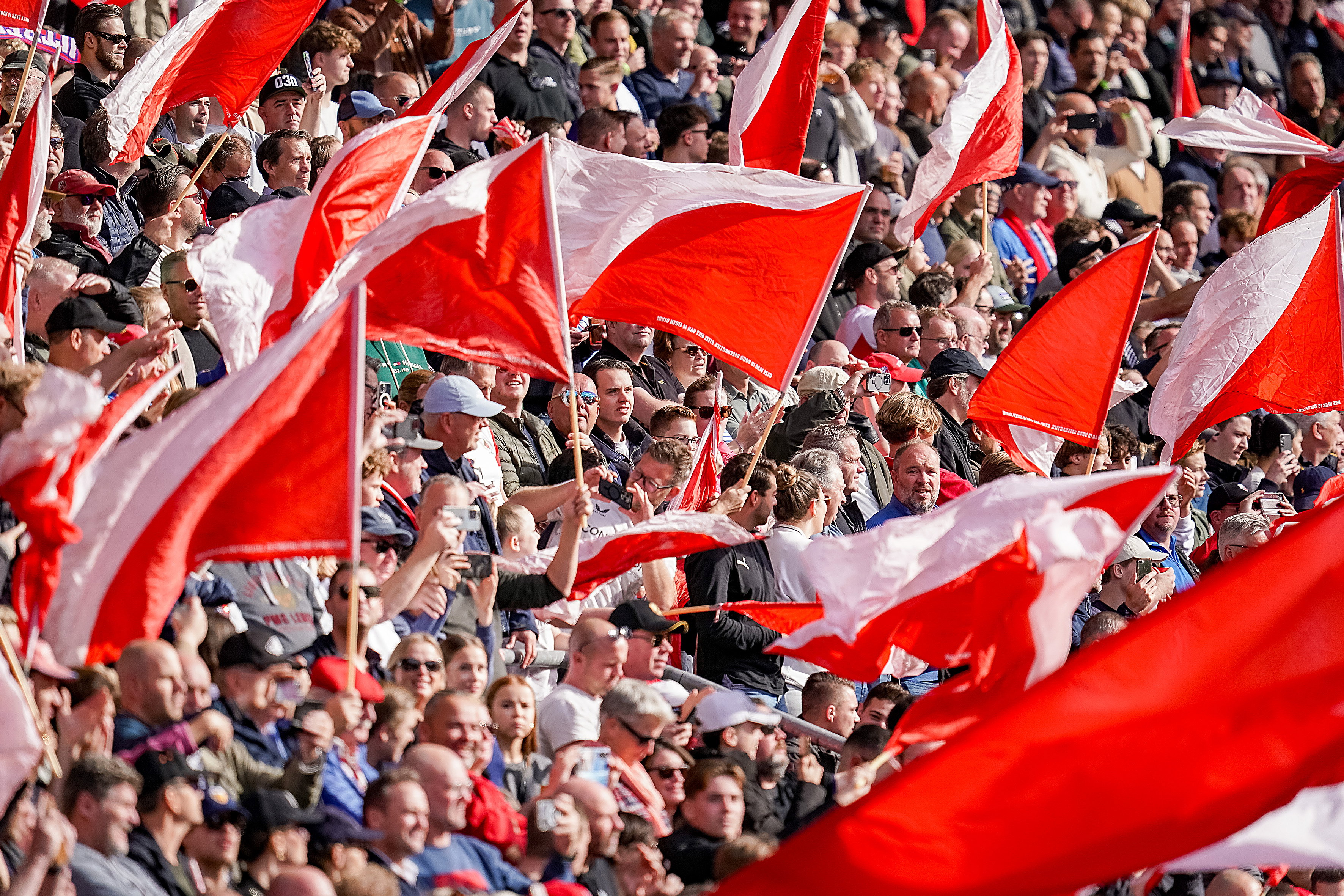 FC Utrecht-fans met vlaggen in de kleuren rood en wit