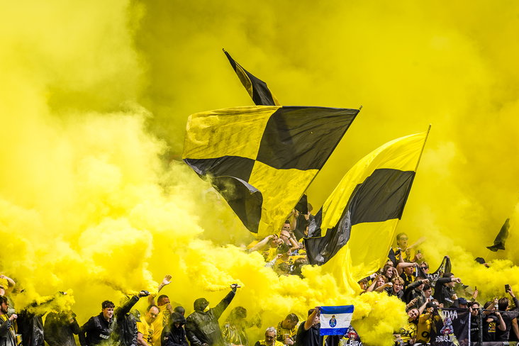 NAC Breda-fans zwaaien met vlaggen