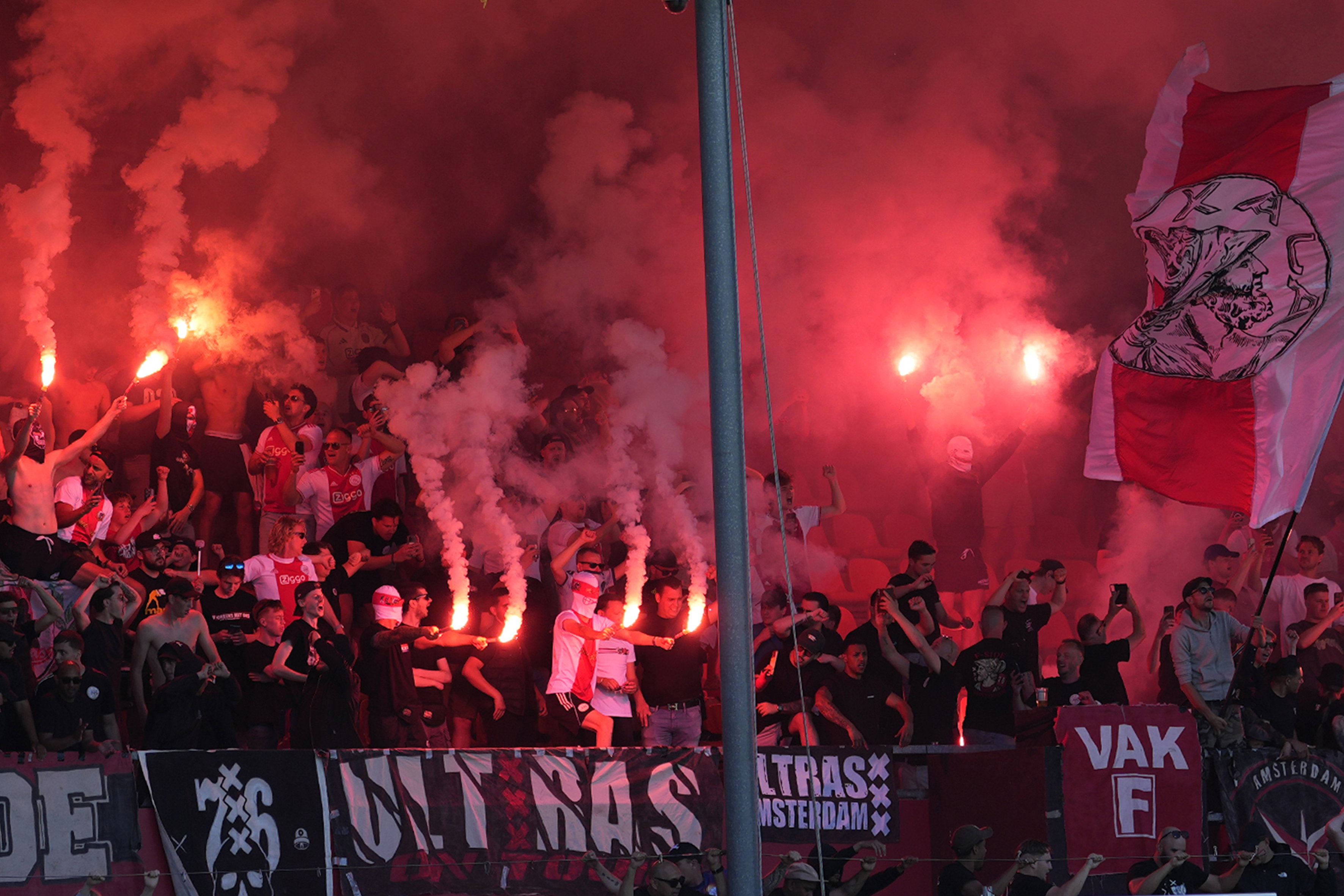 Ajax-fans met vuurwerk in het Kras Stadion (Volendam)