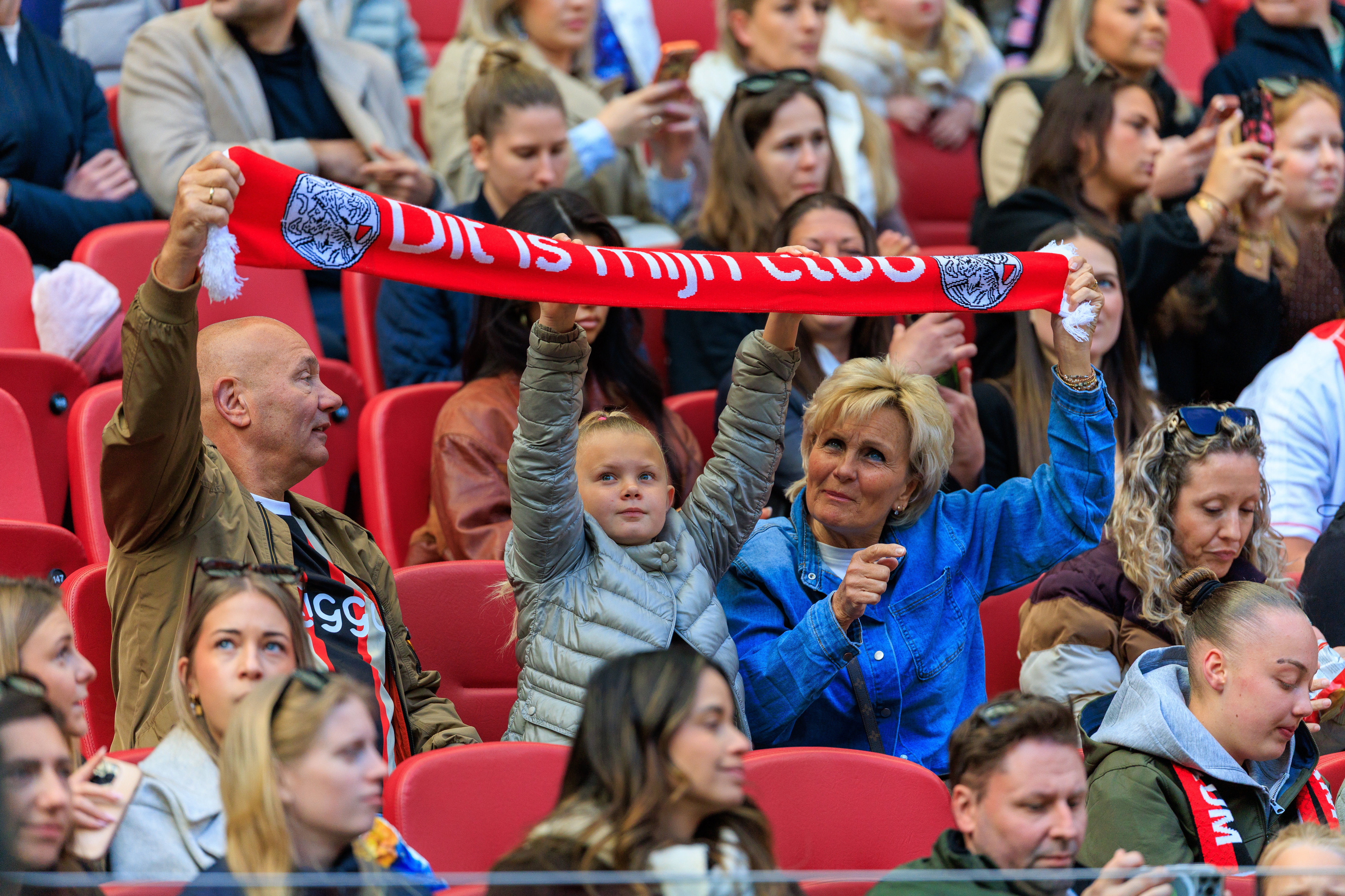 Ajax-supporters tonen een sjaal in de Johan Cruijff Arena