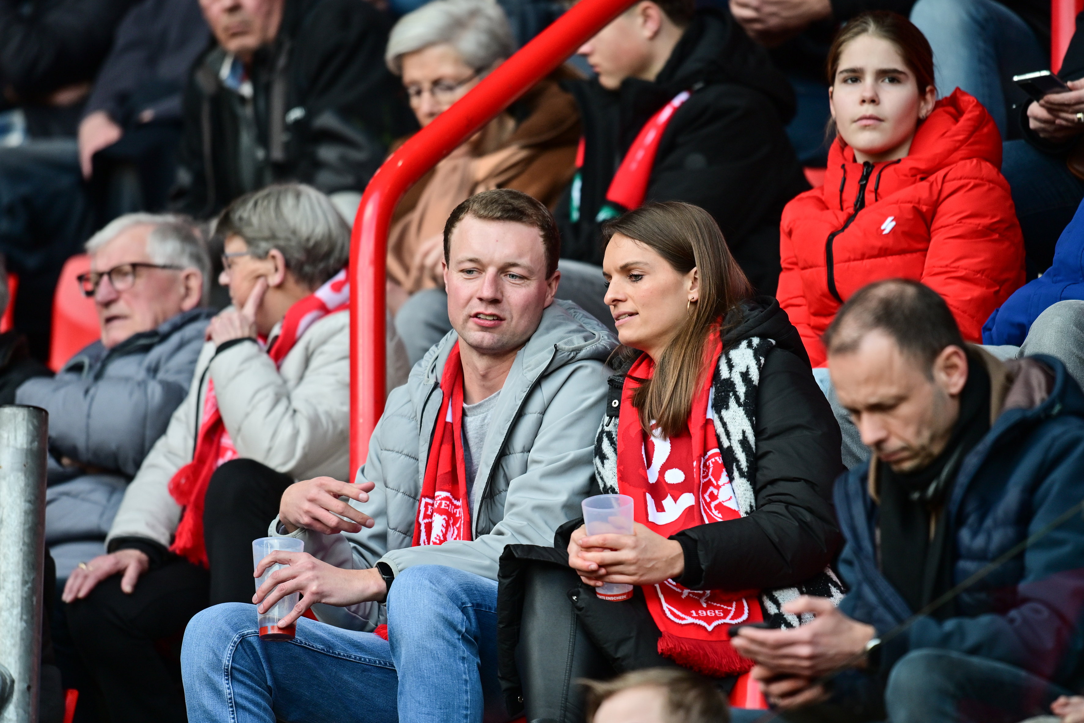 FC Twente-fans aan het bier in De Grolsch Veste