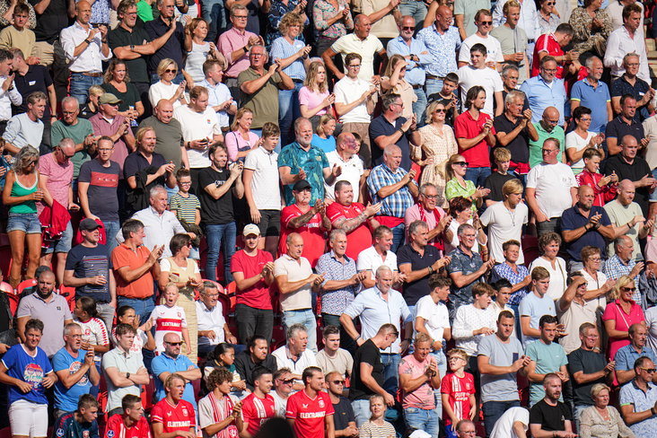 FC Twente-fans in de zon tijdens een thuiswedstrijd op zondag