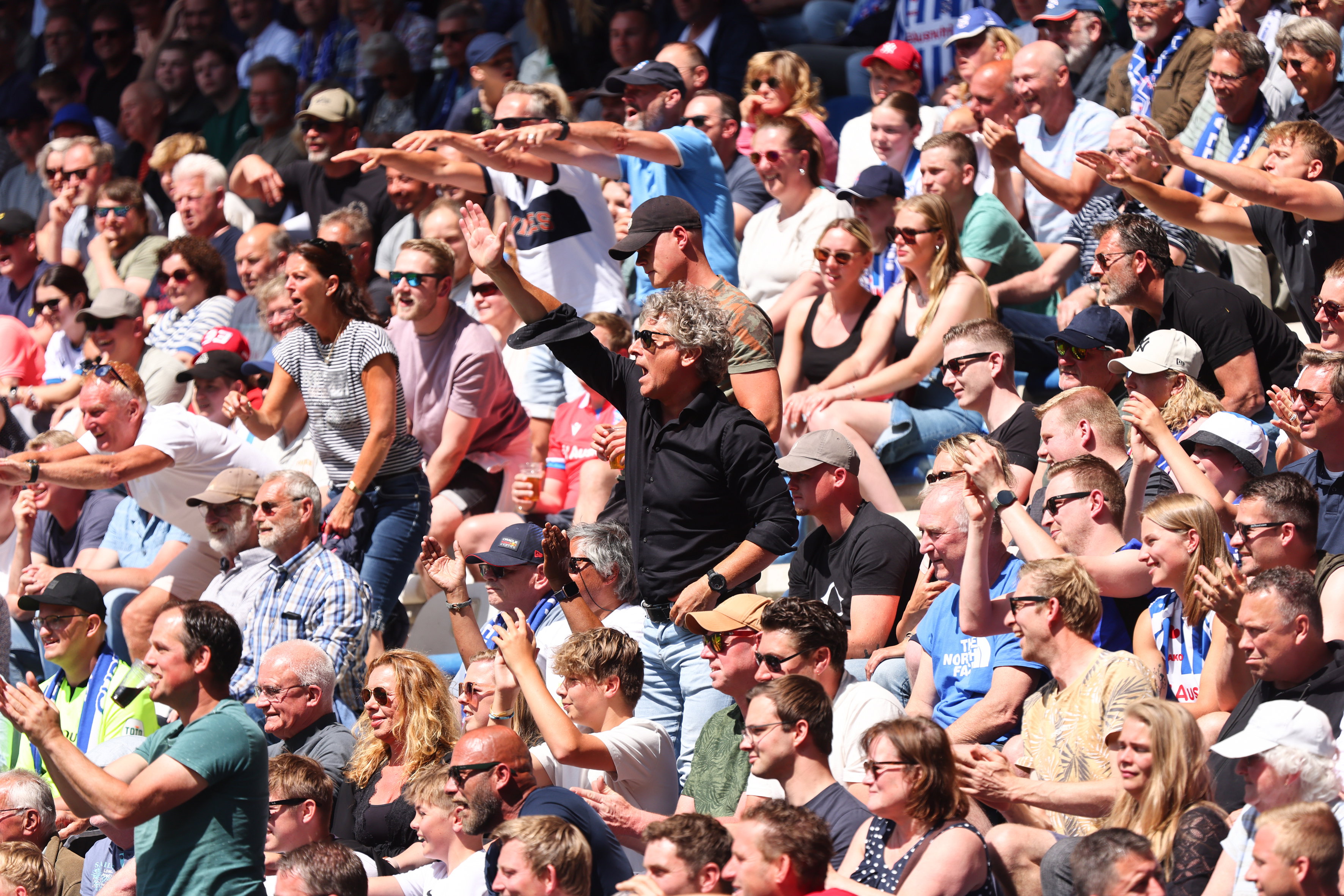 SC Heerenveen-fans in de zon