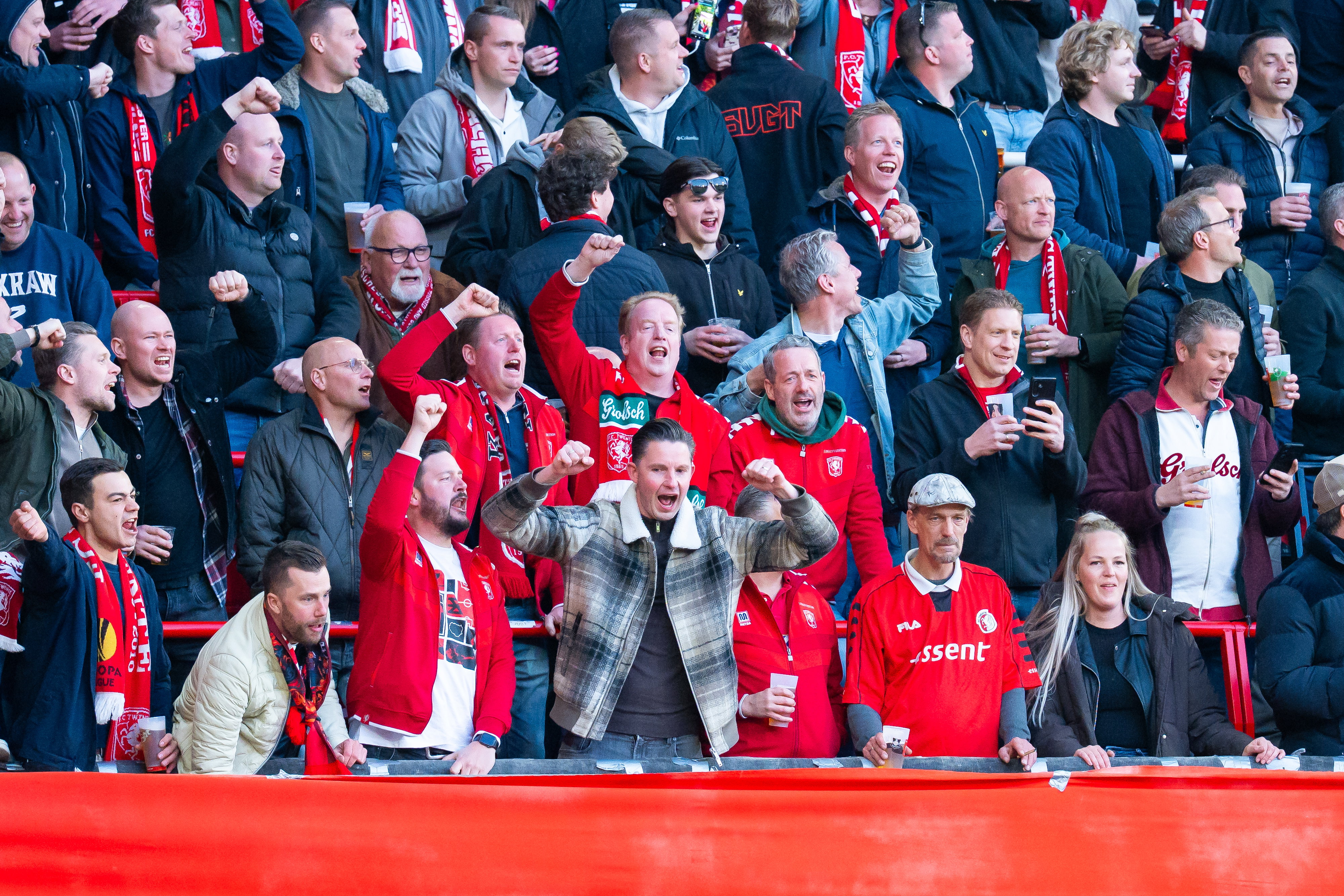 FC Twente-fans drinken bier en moedigen de spelers aan