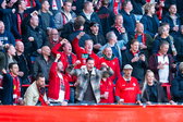 FC Twente-fans drinken bier en moedigen de spelers aan