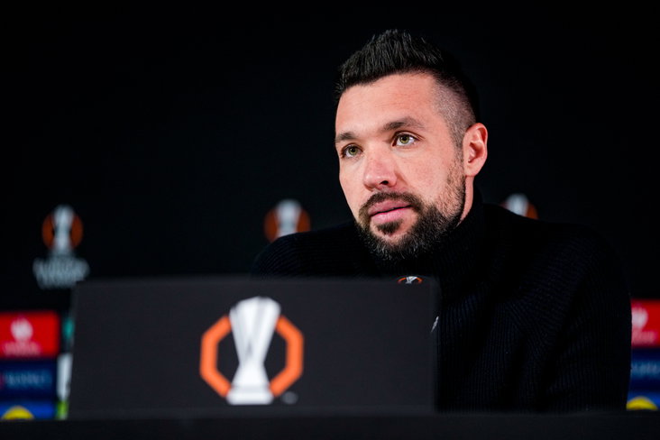 Francesco Farioli op een persconferentie van Ajax voor de Europa League
