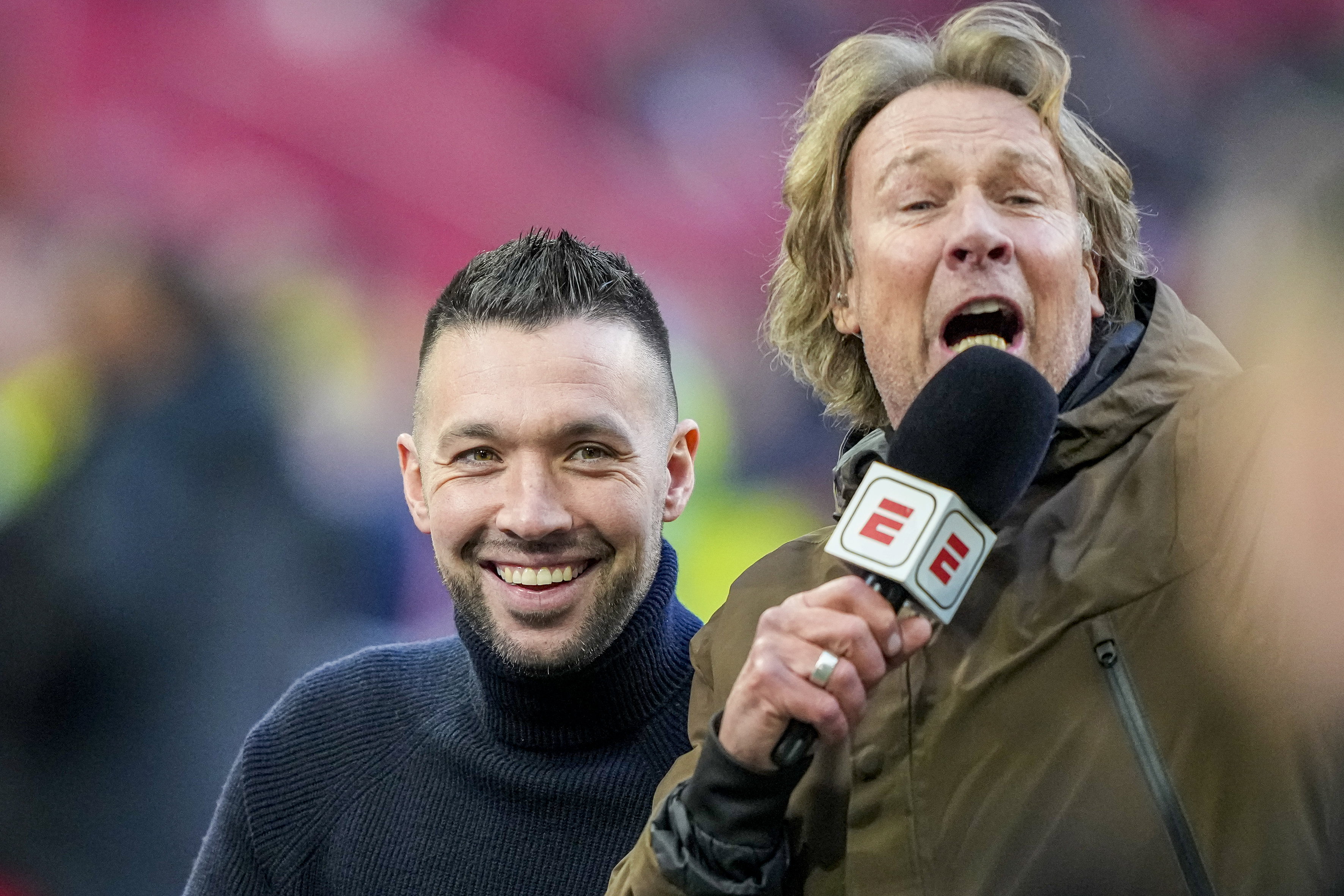 Francesco Farioli moet lachen om ESPN-verslaggever Hans Kraay junior