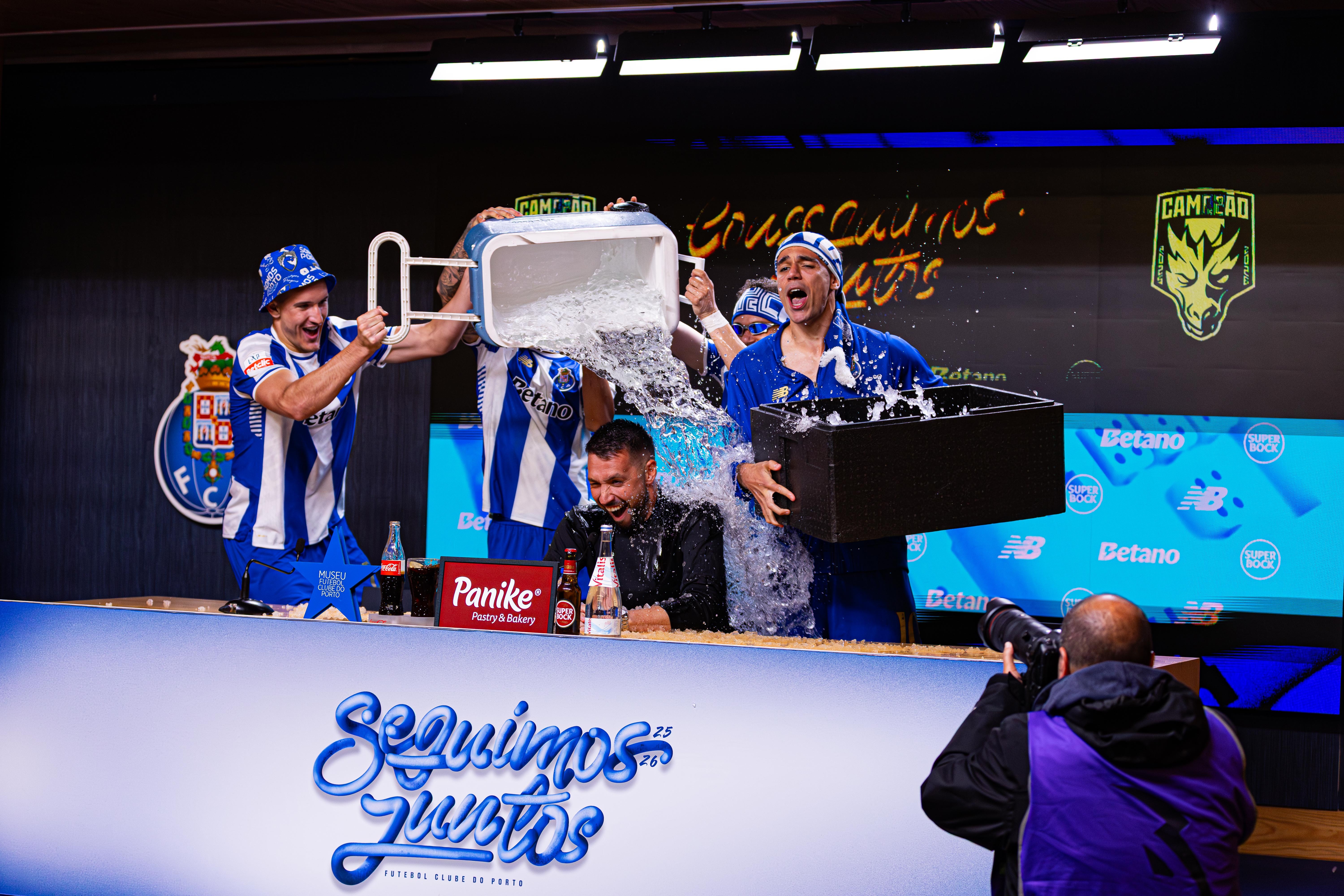 Francesco Farioli wordt nat gegooid na het kampioenschap van FC Porto