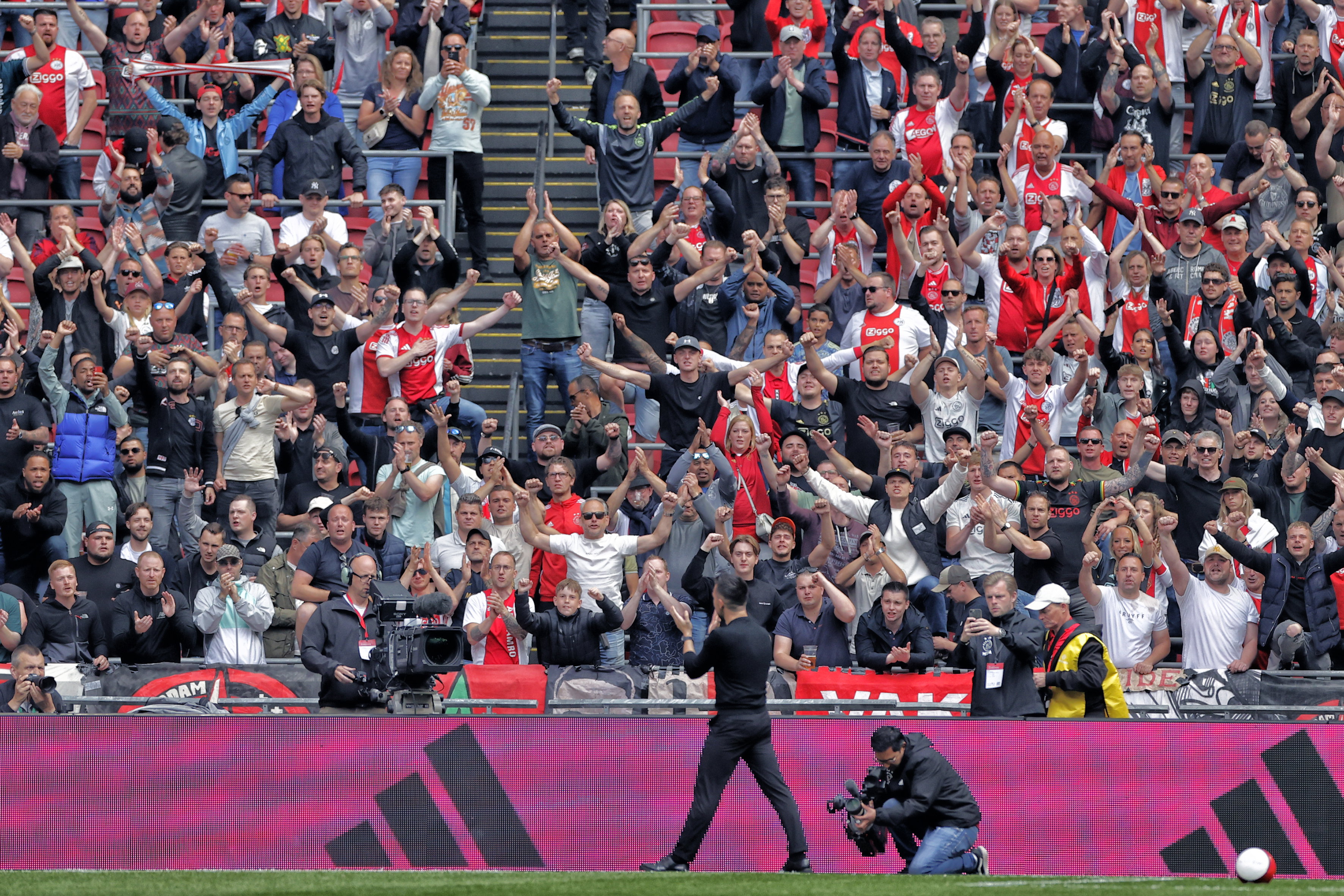 Francesco Farioli bedankt de Ajax-fans
