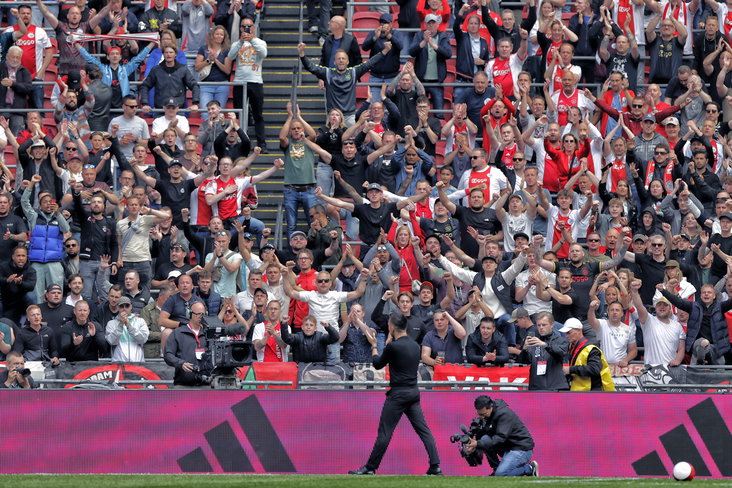 Francesco Farioli bedankt de Ajax-fans