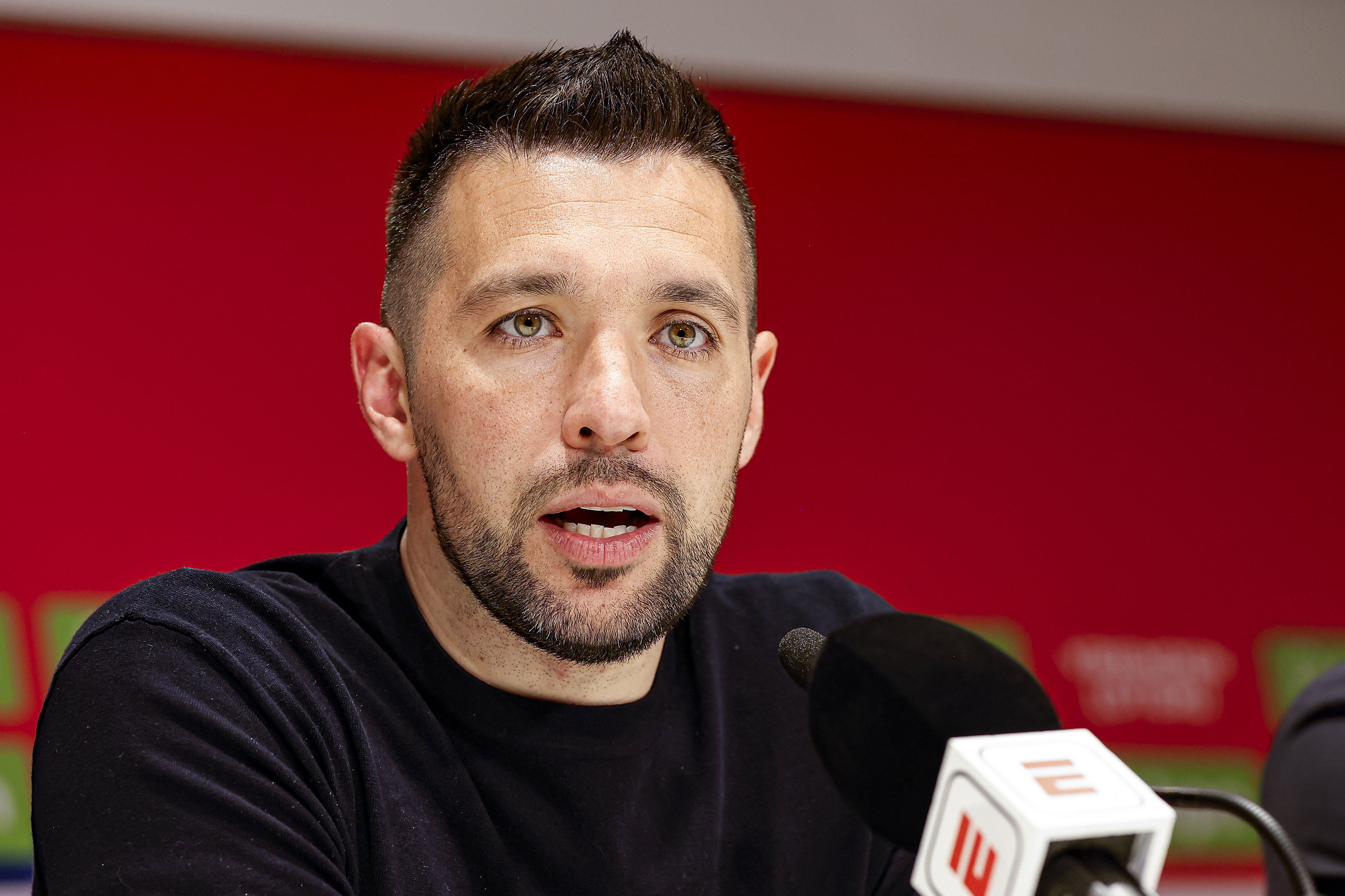 Francesco Farioli in gesprek met ESPN tijdens een persconferentie