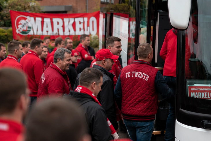 FC Twente-fans uit Markelo stappen de bus in