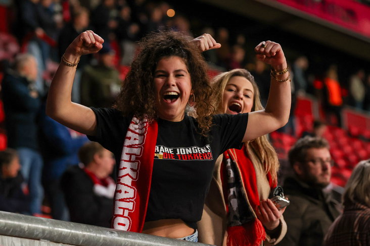 Vrouwelijke FC Twente-fans op de tribune