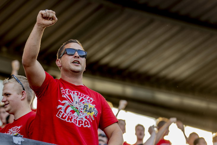 FC Twente-fans in het uitvak met zonnebril