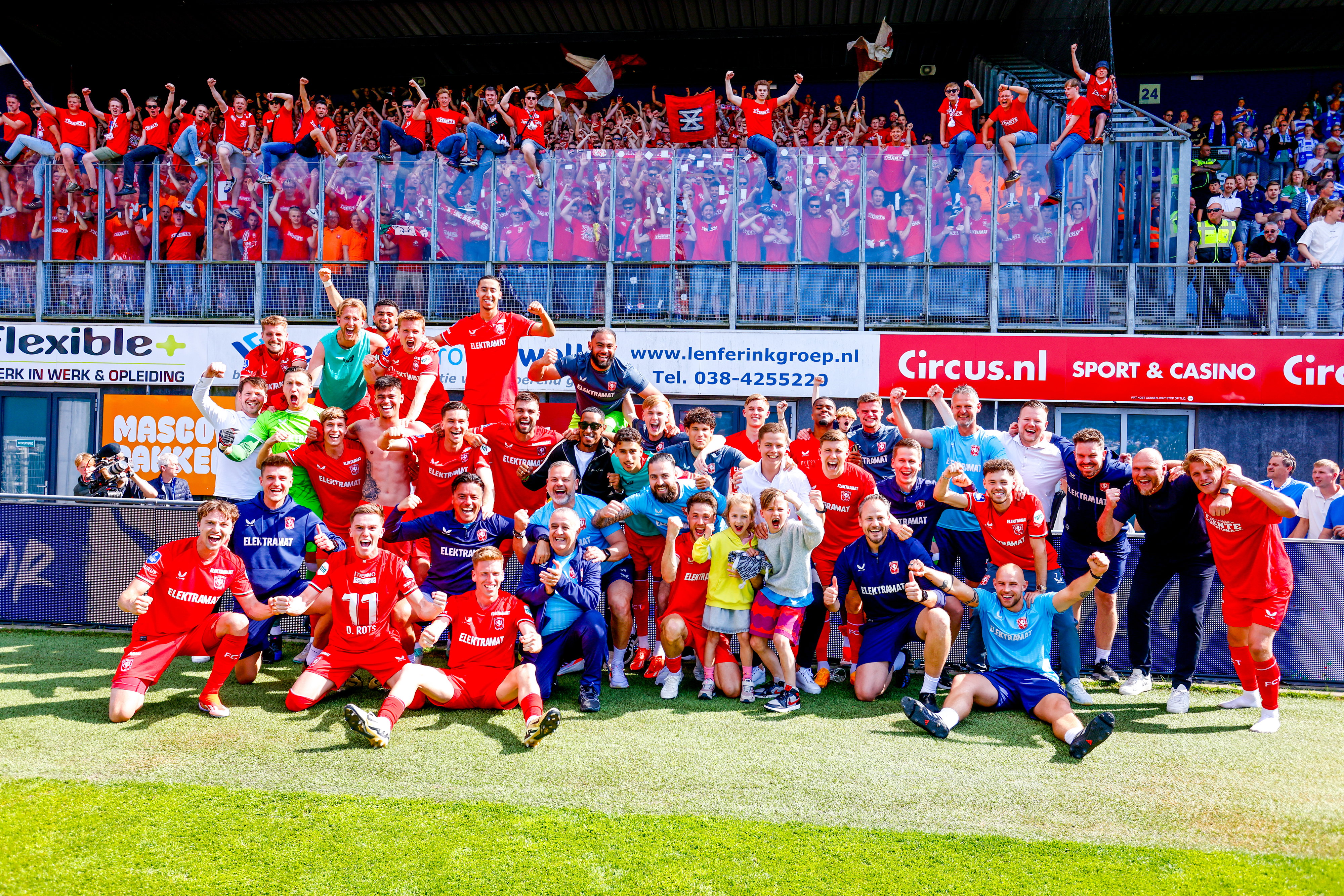 FC Twente-spelers vieren feest voor het uitvak in Zwolle