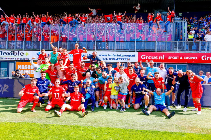 FC Twente-spelers vieren feest voor het uitvak in Zwolle
