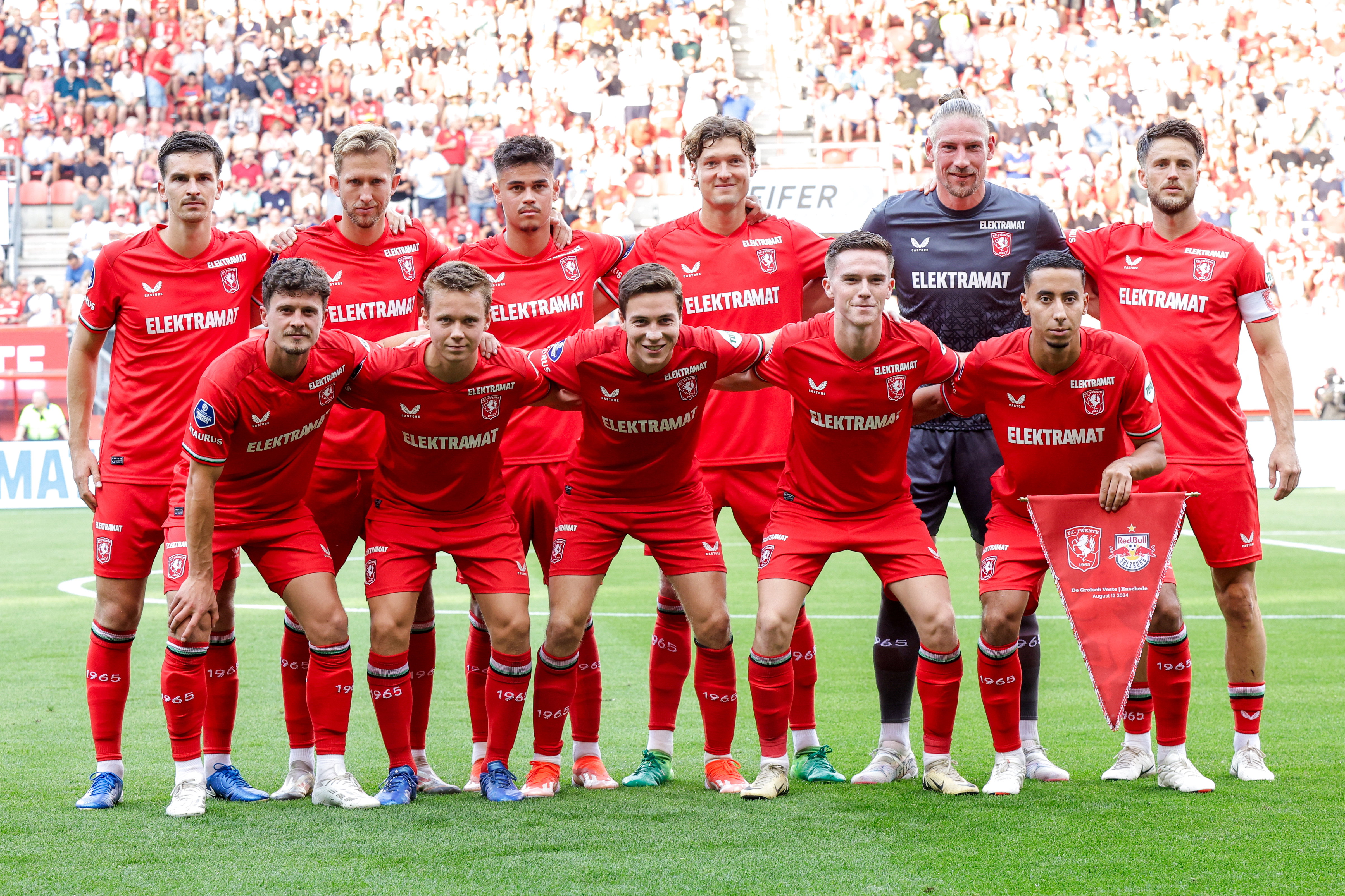 Elftalfoto van FC Twente voor de thuiswedstrijd tegen Red Bull Salzburg