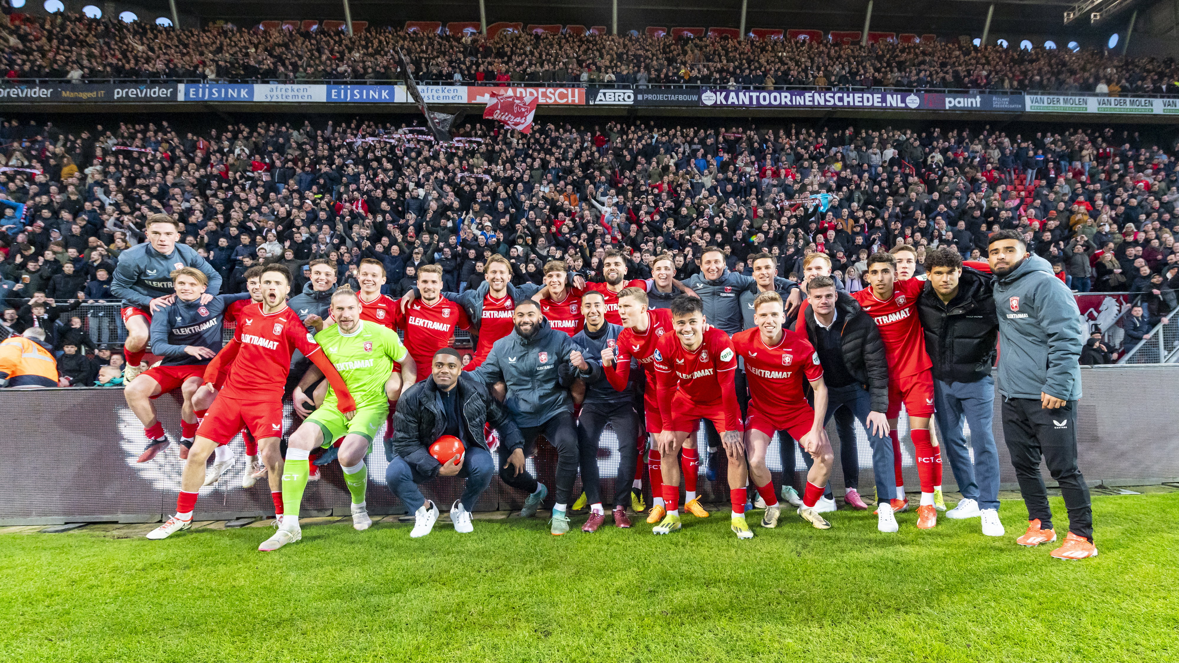 FC Twente-spelers vieren feest met de fans na het duel met Almere City