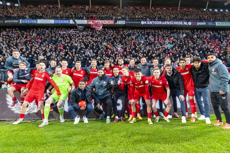 FC Twente-spelers vieren feest met de fans na het duel met Almere City