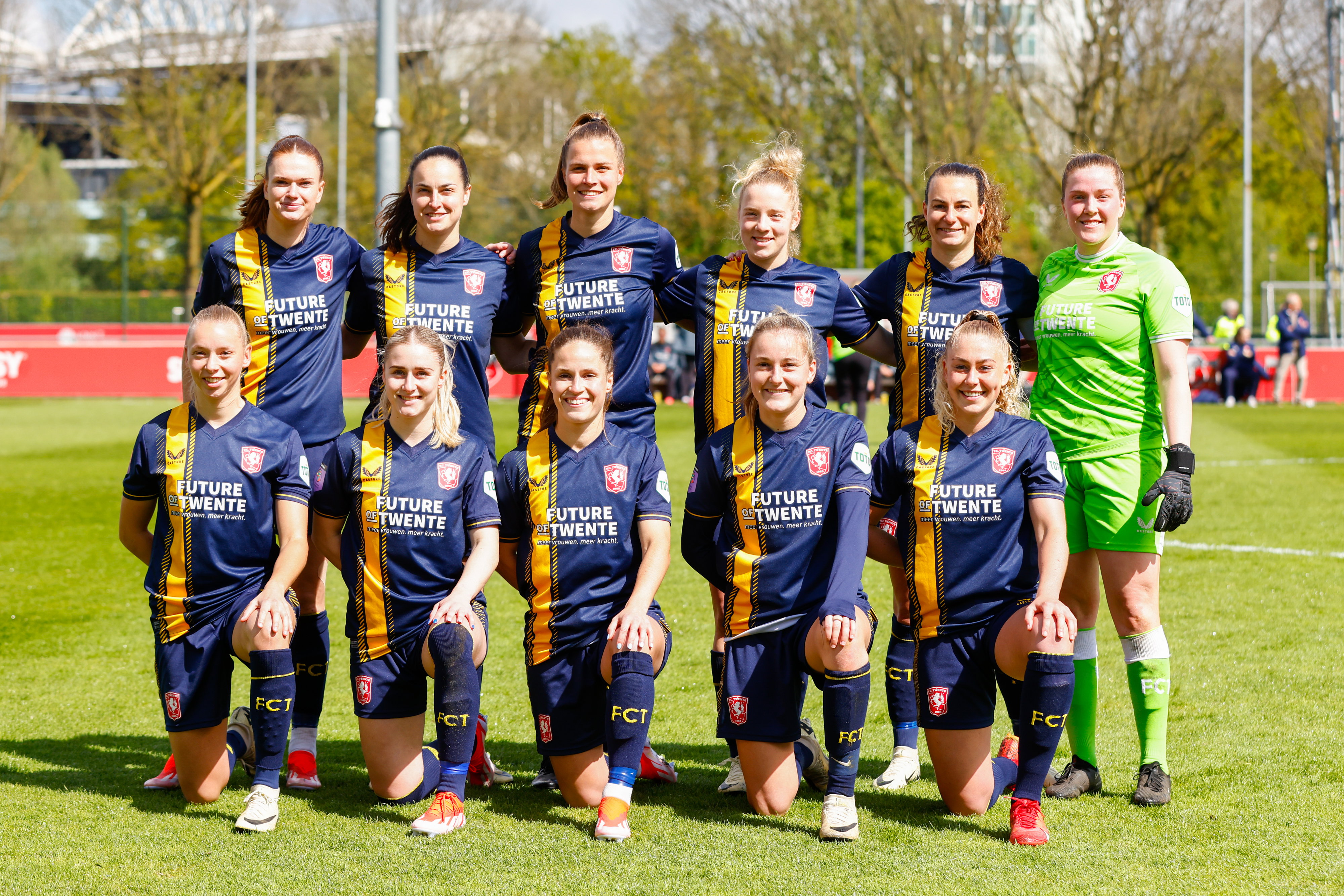 De teamfoto van FC Twente voor het duel met FC Utrecht