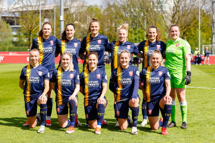 De teamfoto van FC Twente voor het duel met FC Utrecht
