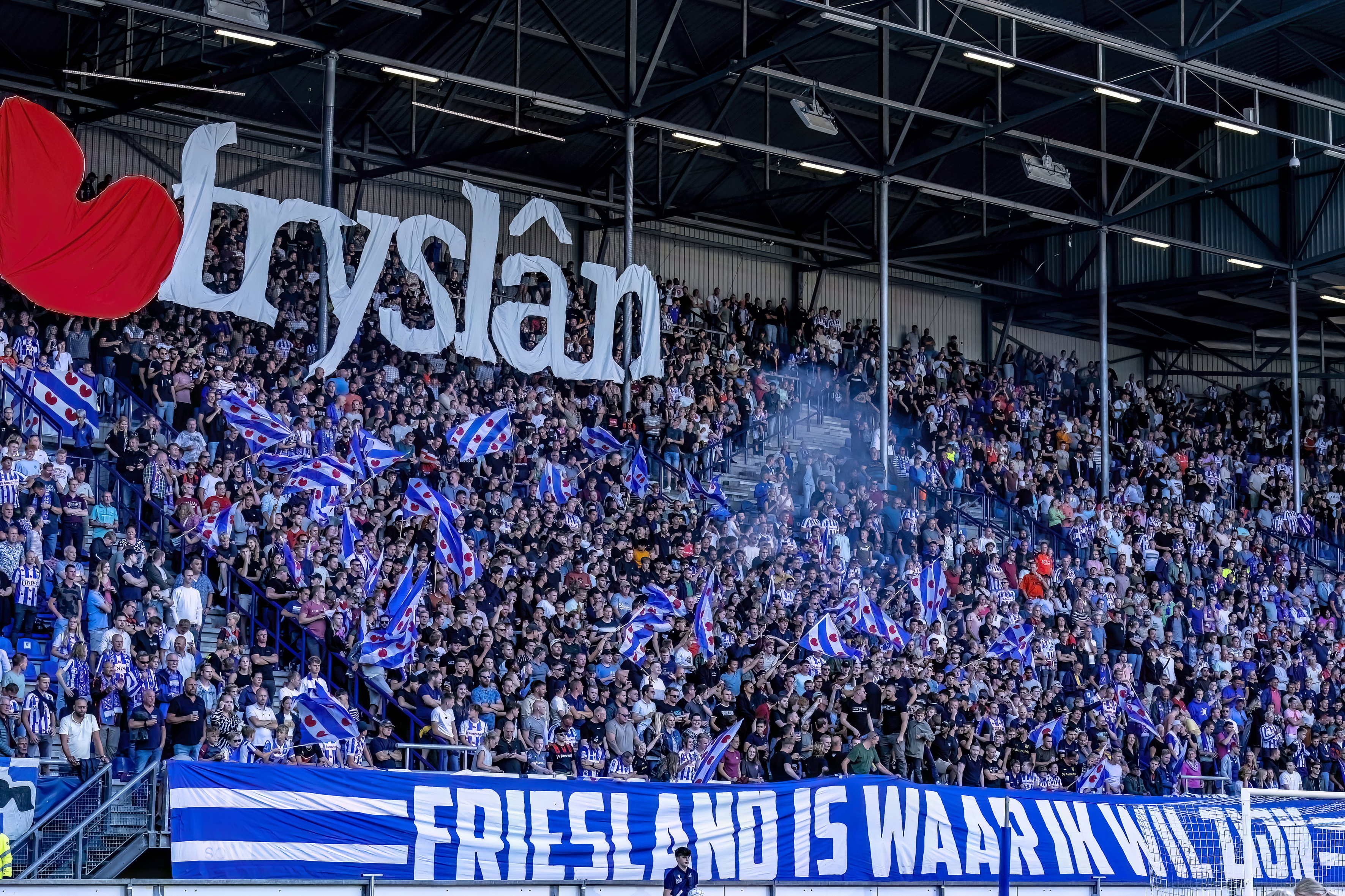 SC Heerenveen-fans met een sfeeractie tegen RKC