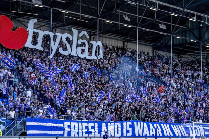 SC Heerenveen-fans met een sfeeractie tegen RKC
