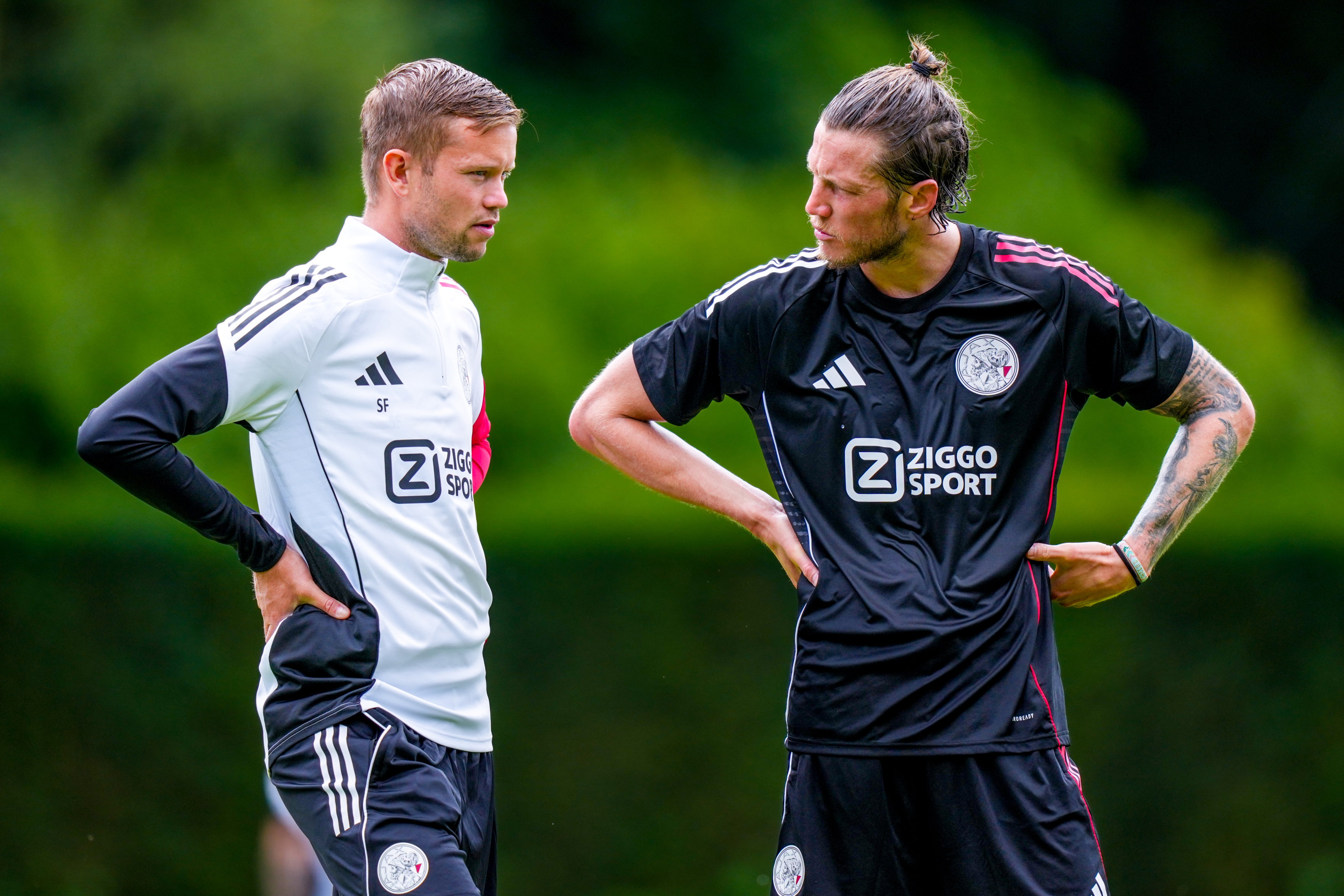 Wout Weghorst in overleg met Sam Feringa