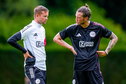 Wout Weghorst in overleg met Sam Feringa