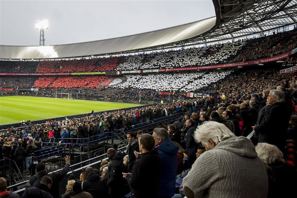Feyenoord-fans met een sfeeractie in De Kuip