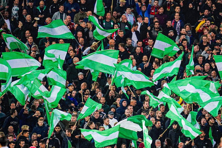 Feyenoord-fans met vlaggen in De Kuip
