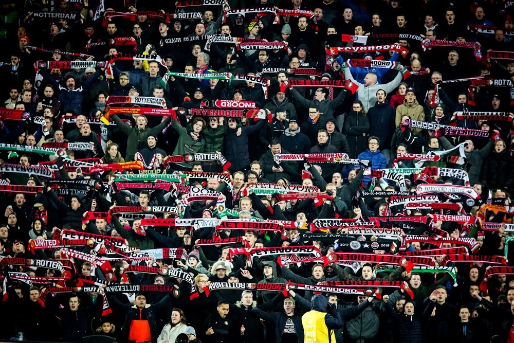 Feyenoord-supporters met sjaals