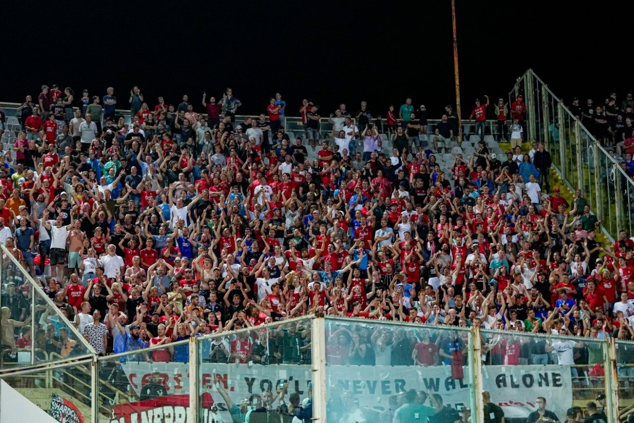 FC Twente-fans in het uitvak van Fiorentina