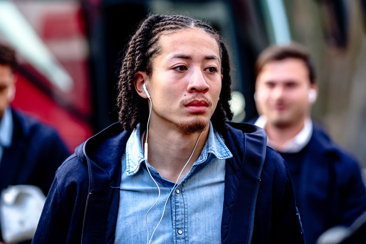 Kian Fitz-Jim bij de spelersbus van Ajax