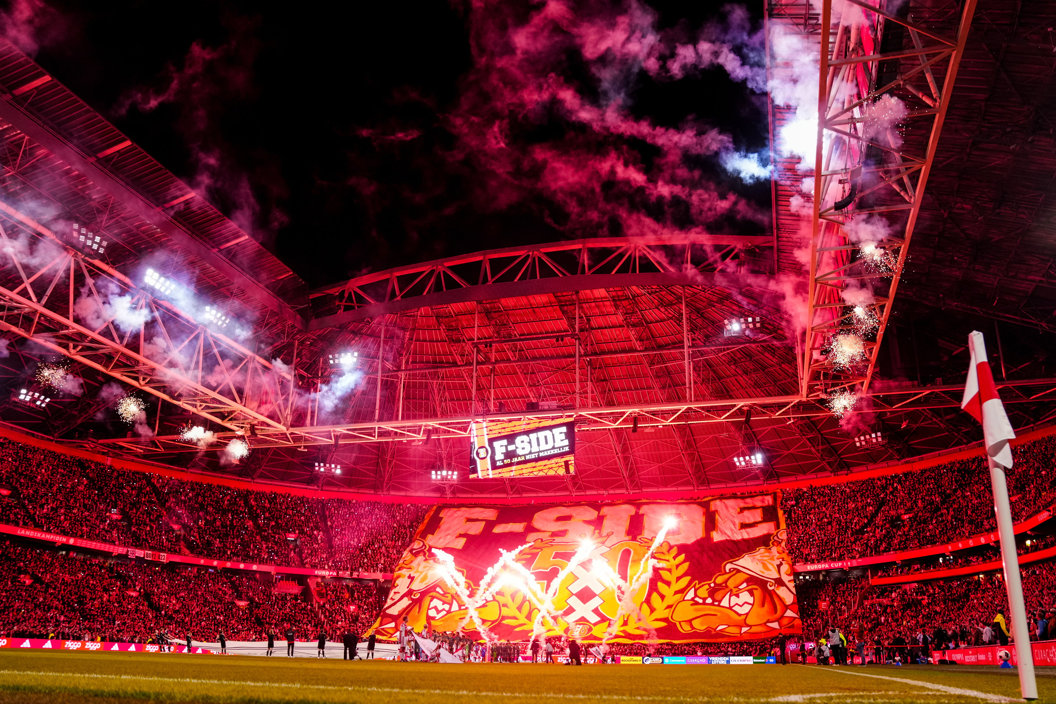 Sfeeractie bij de F-Side met vuurwerk en een groot spandoek (jubileum: 50 jaar)