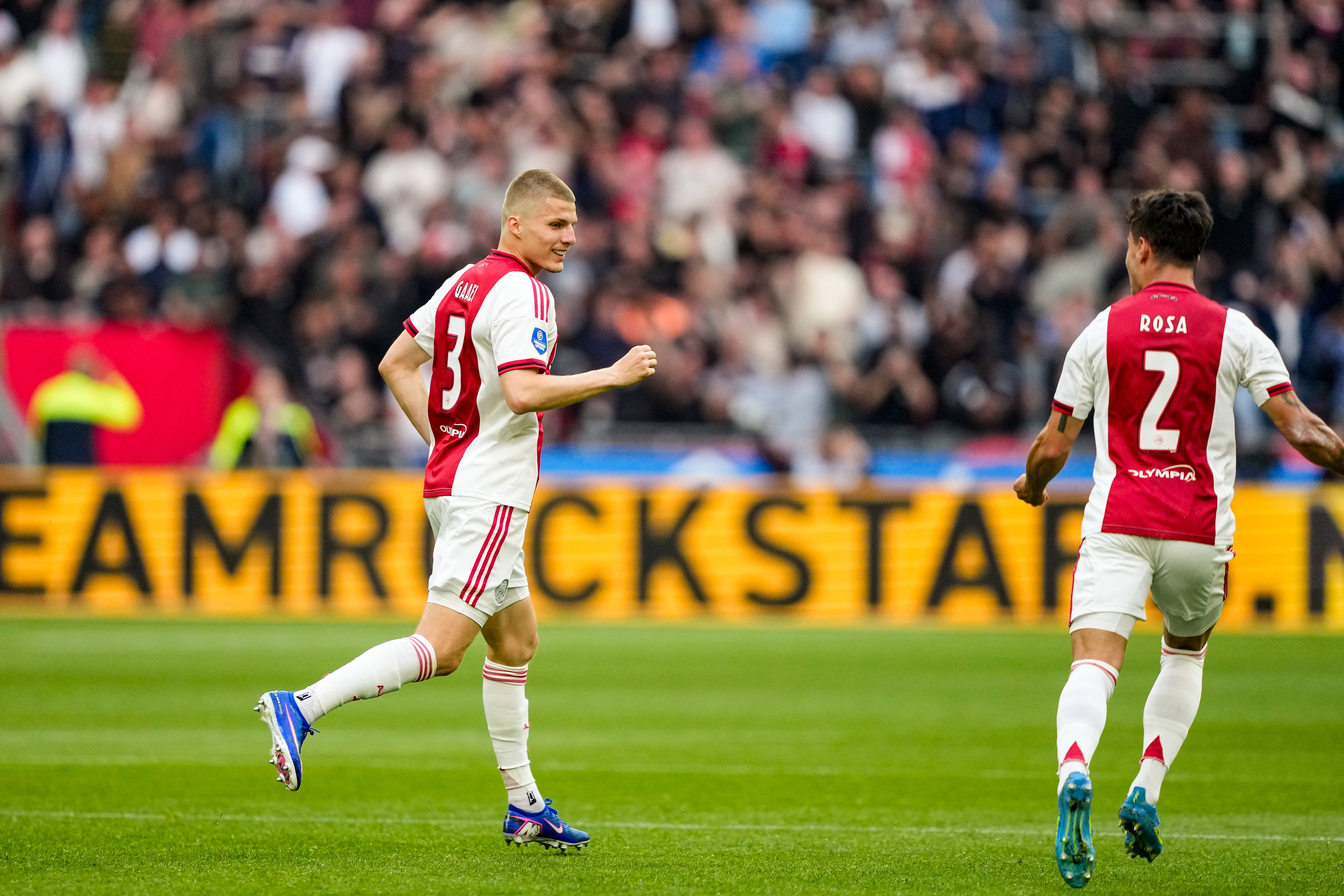 Anton Gaaei wordt gefeliciteerd na een goal voor Ajax