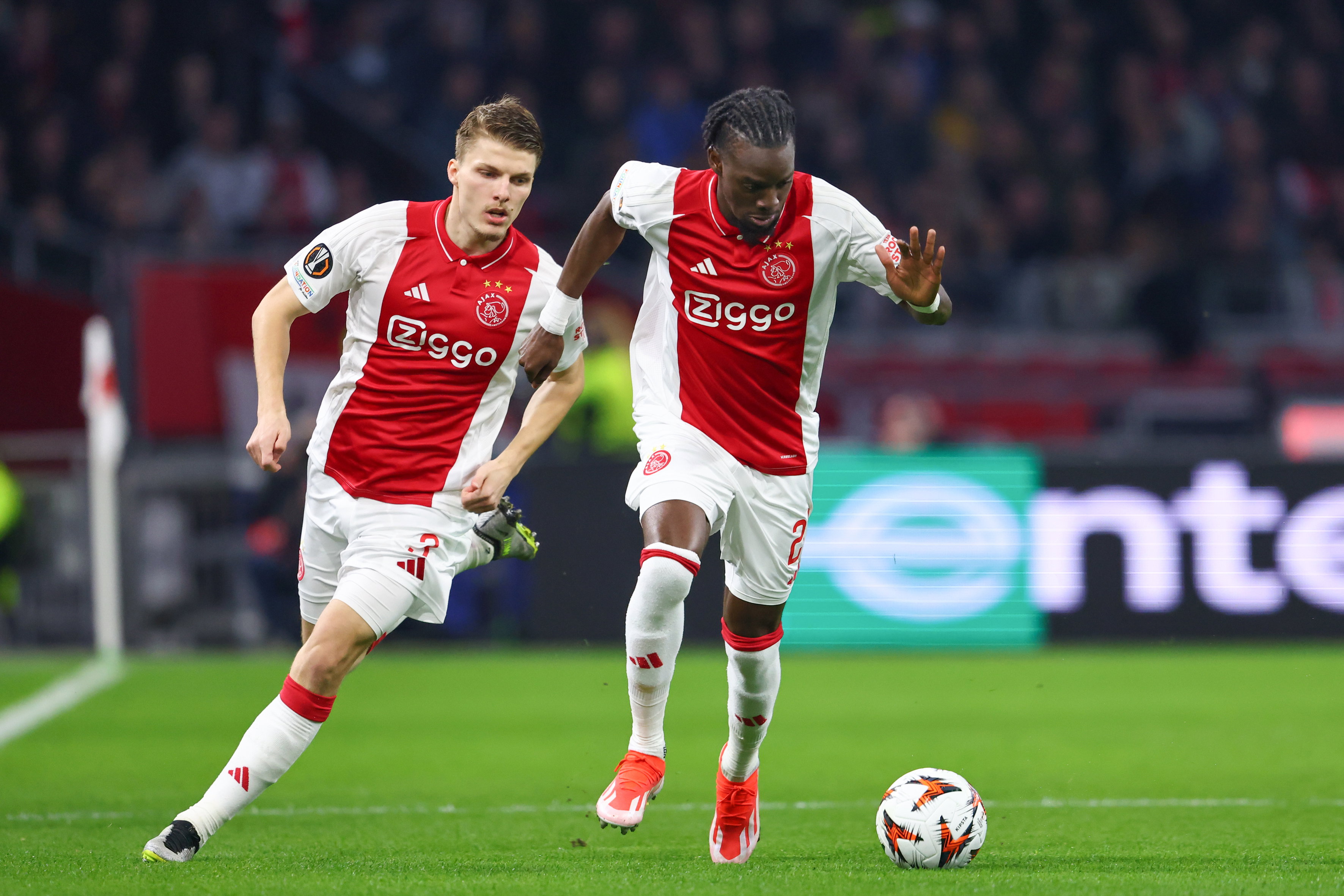 Anton Gaaei met de 'overlap' voor Bertrand Traoré