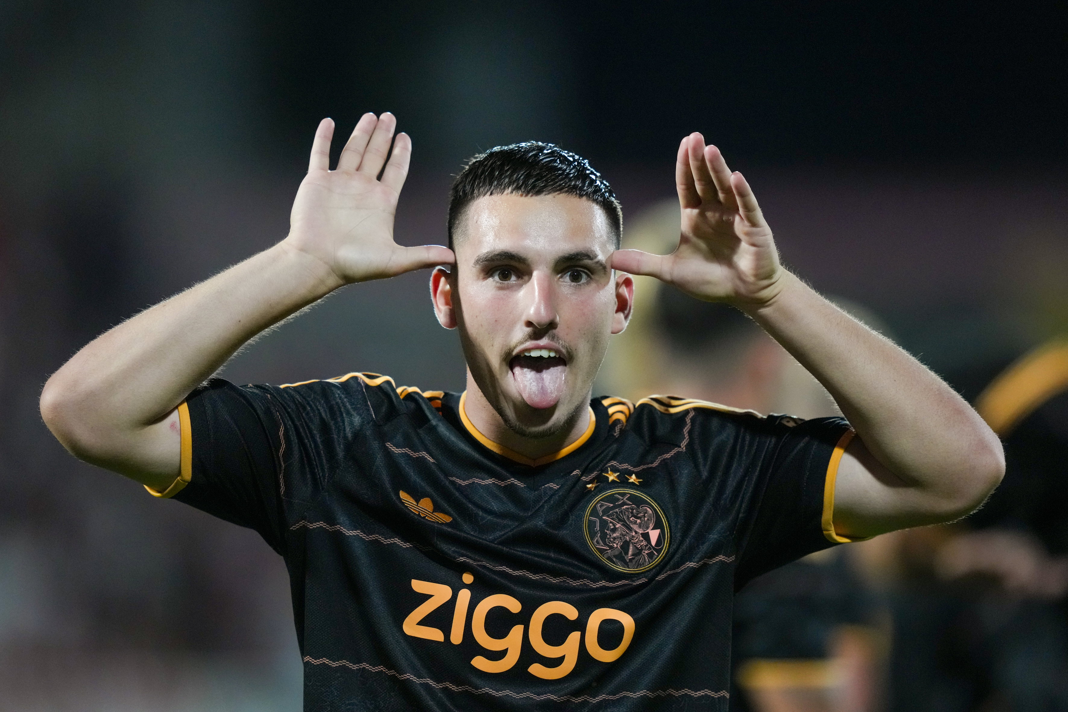 Oscar Gloukh laat het achterste van zijn tong zien