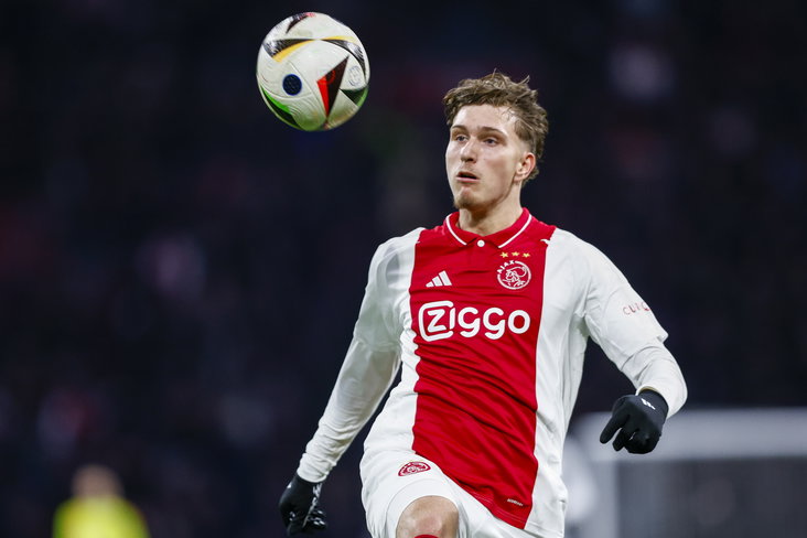 Mika Godts (Ajax) aan de bal in de Johan Cruijff Arena