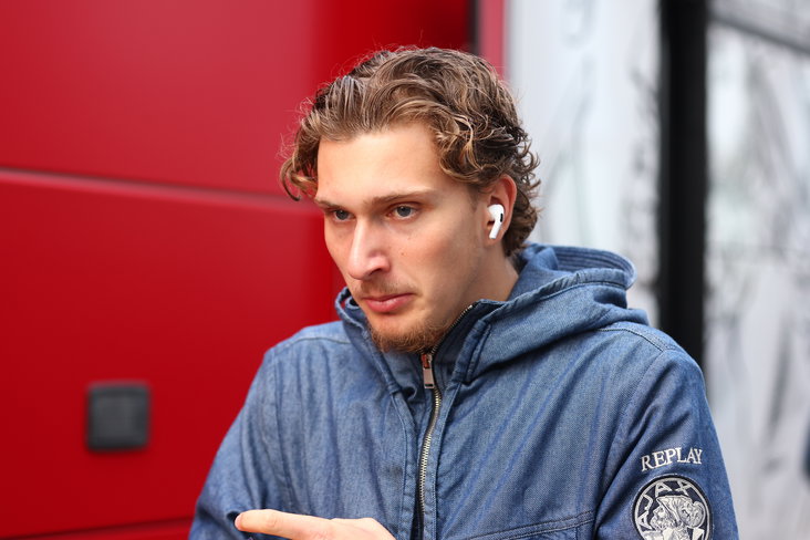 Mika Godts bij de spelersbus