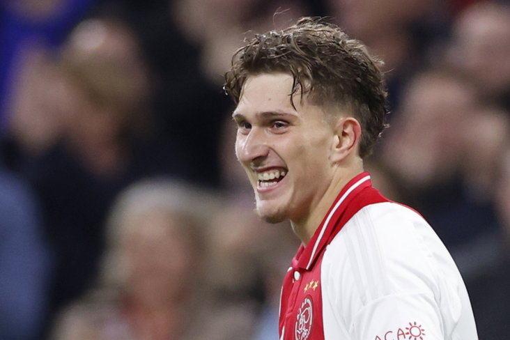 Mika Godts (Ajax) met een grote glimlach in de Johan Cruijff Arena