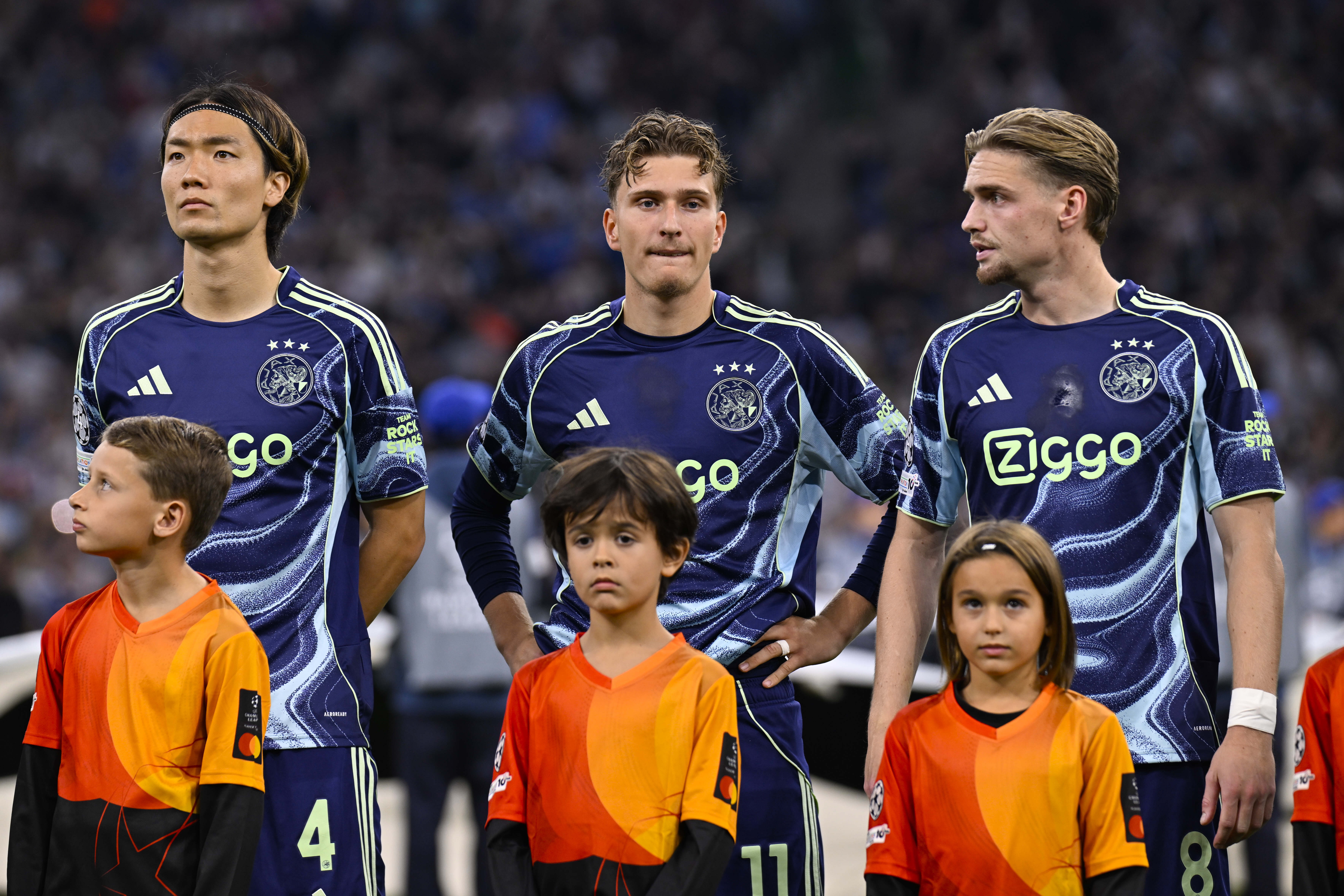 Ko Itakura, Mika Godts en Kenneth Taylor in een uitwedstrijd van Ajax