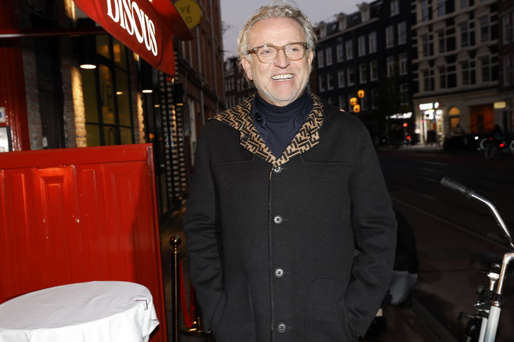 Gordon poseert bij Bisous in Amsterdam