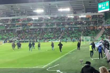 Supporters betreden het veld bij FC Groningen