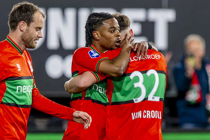 Sontje Hansen viert een doelpunt met Vito van Crooij