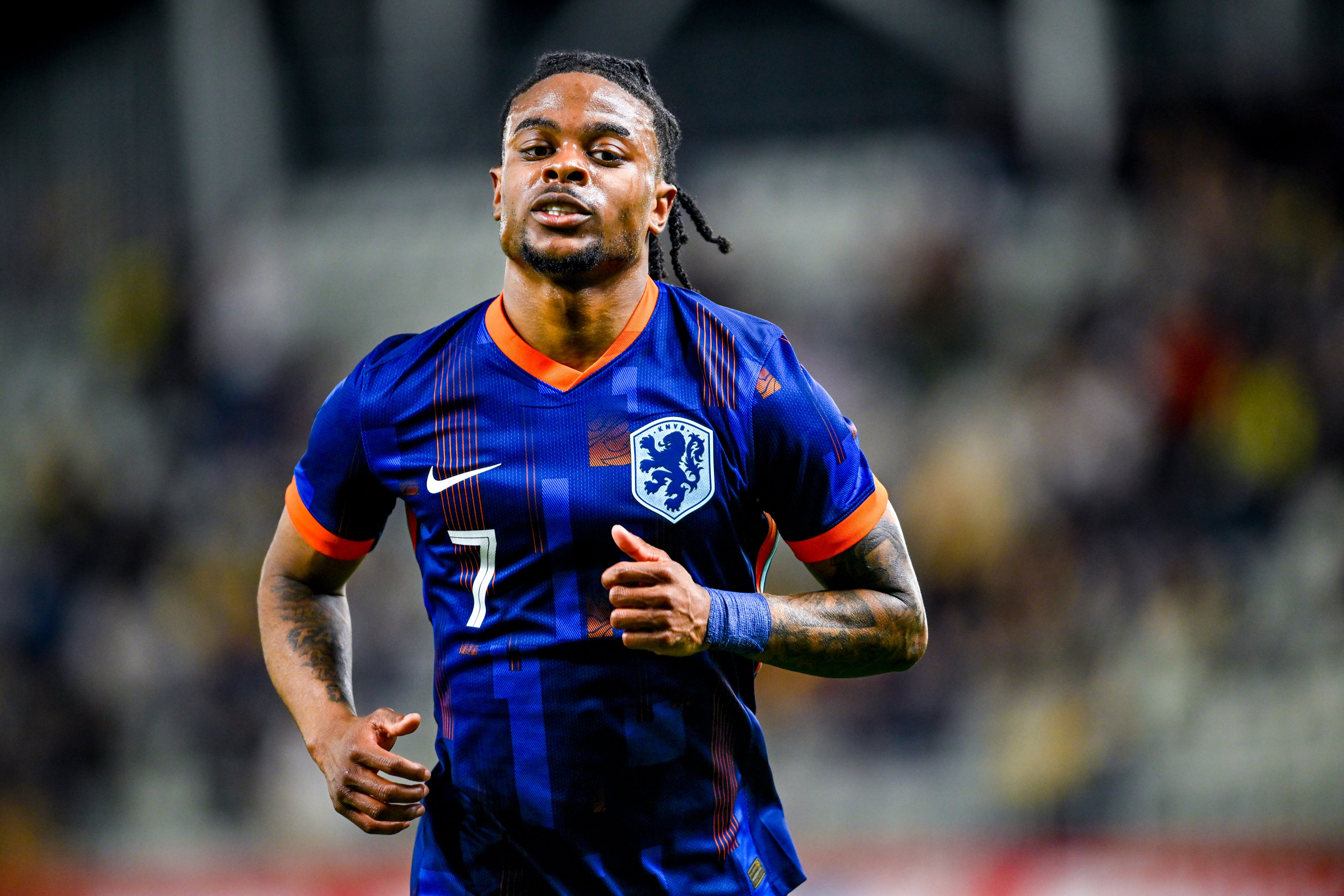 Sontje Hansen in het uitshirt van Jong Oranje