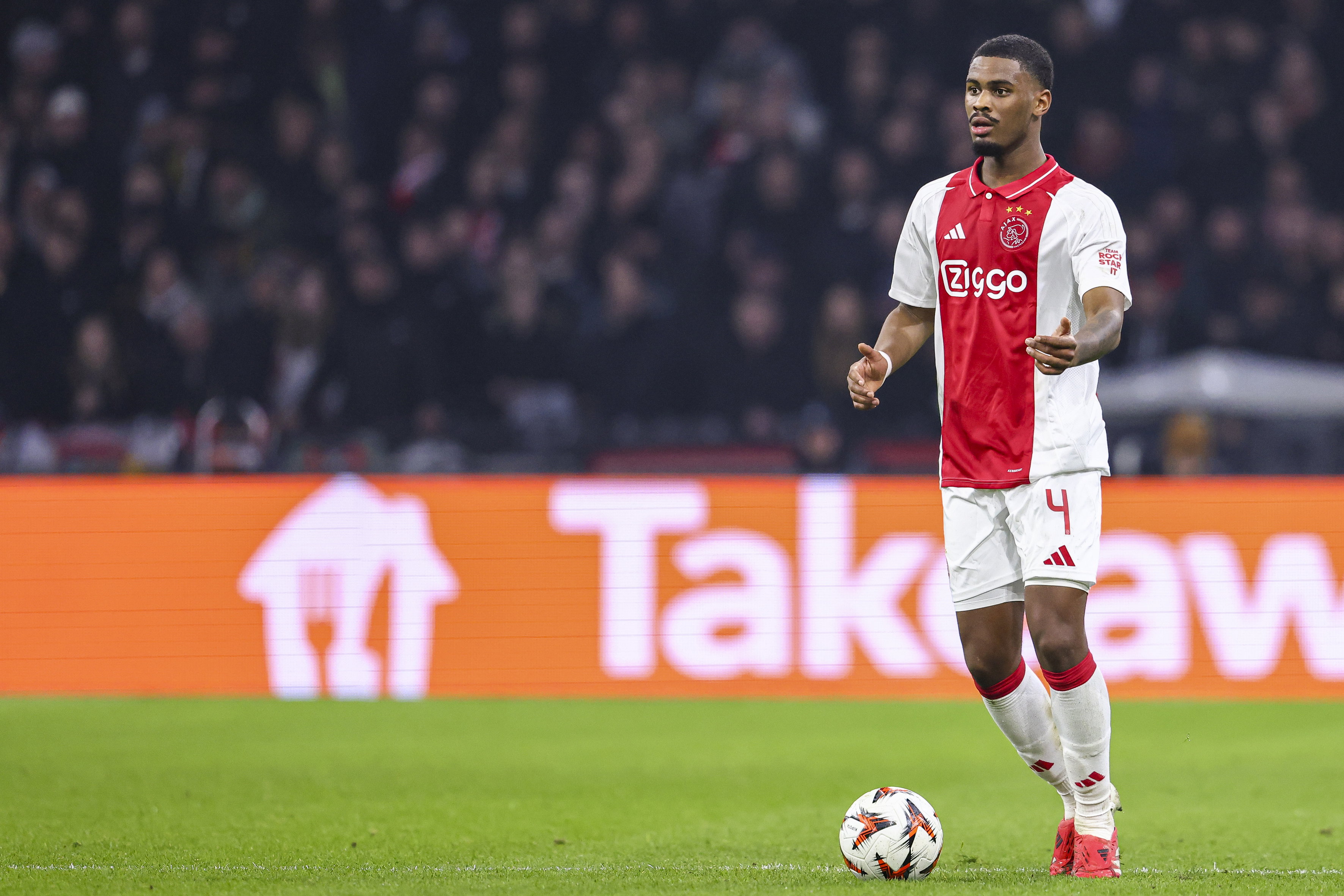 Jorrel Hato (Ajax) aan de bal in de Johan Cruijff Arena