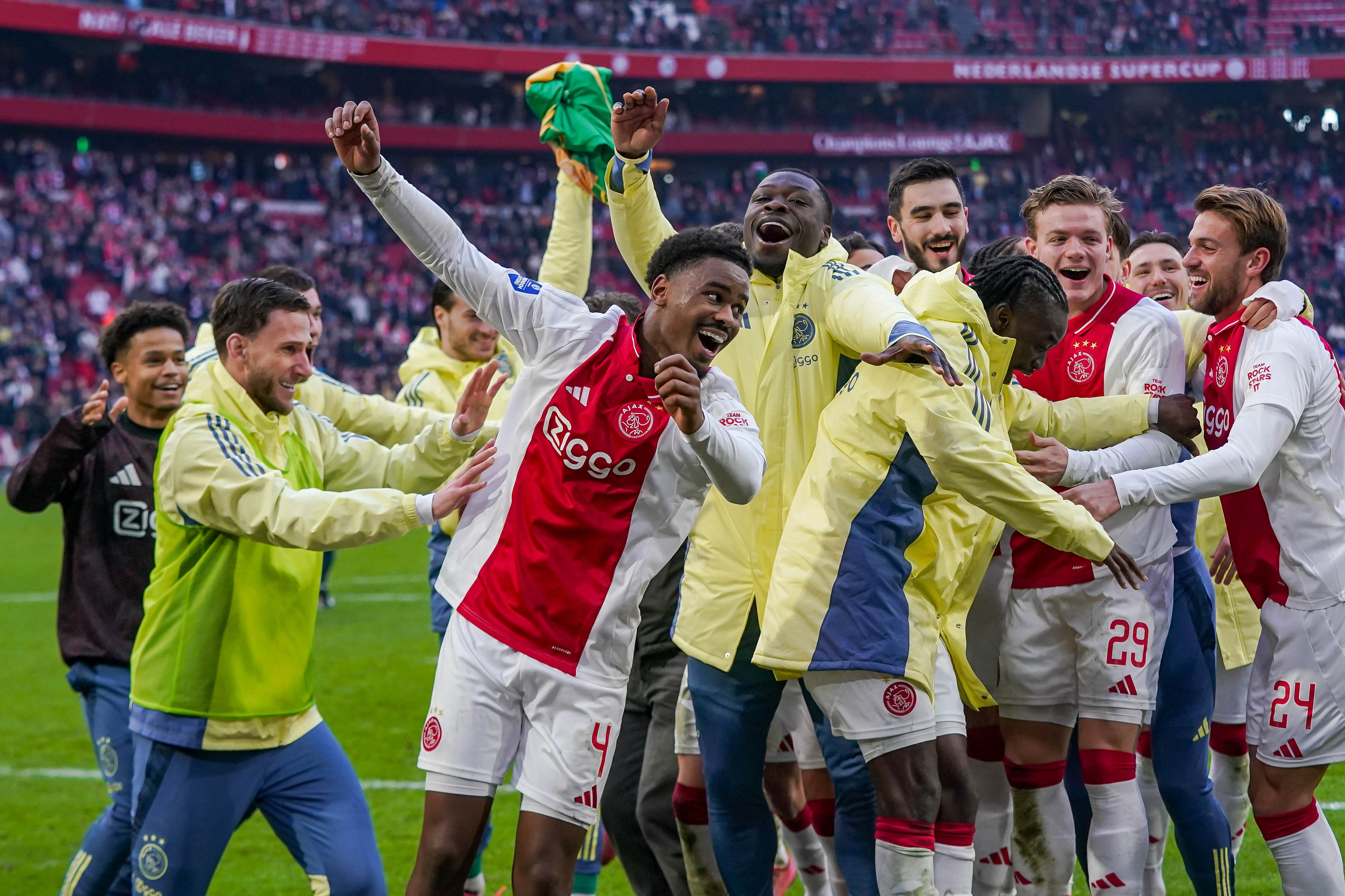Jorrel Hato en Brian Brobbey vieren feest na een zege van Ajax in Amsterdam