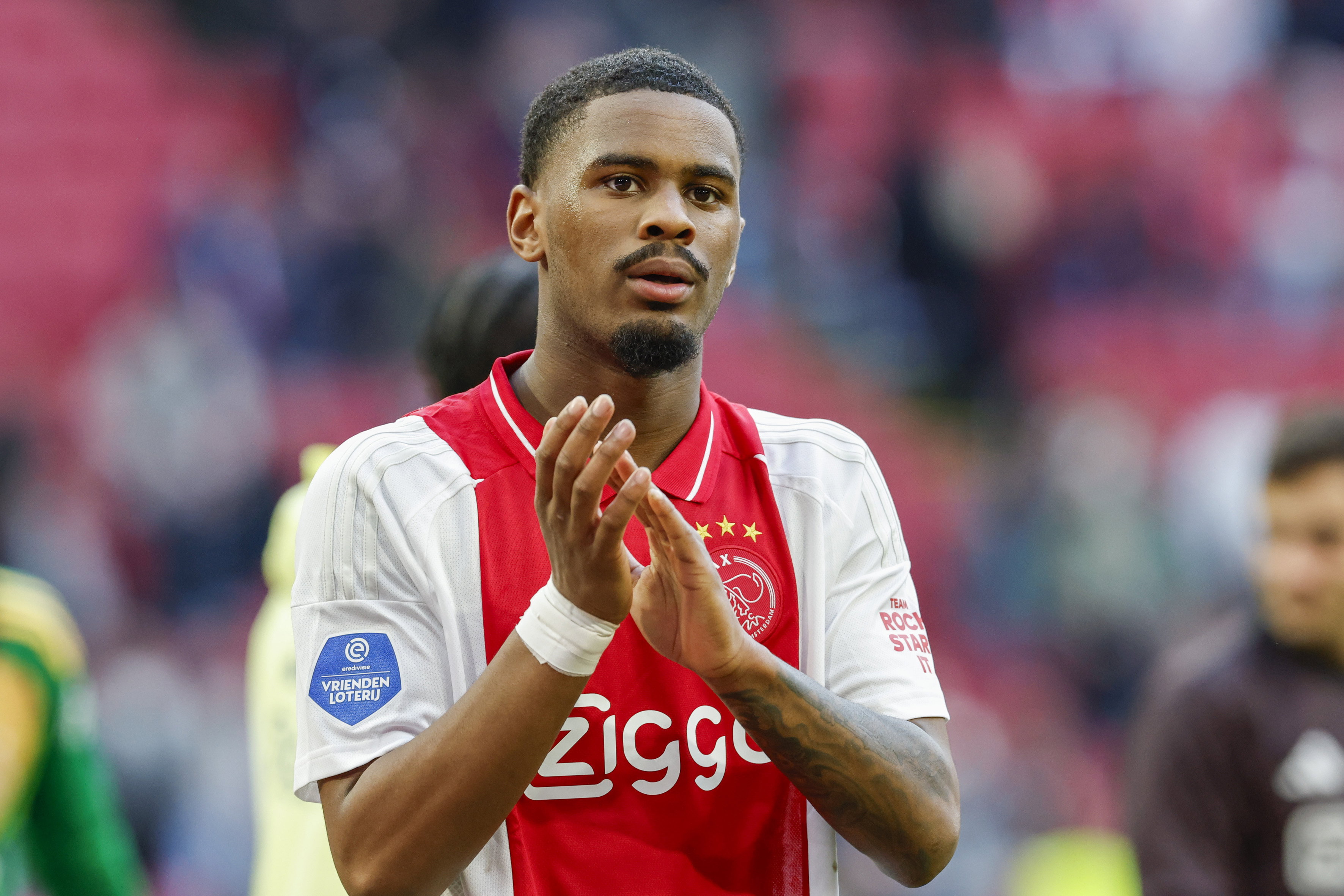 Jorrel Hato bedankt de Ajax-fans